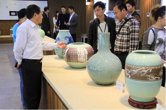 宜兴青瓷谈青窑艺博湖南省桂阳县考察团盛赞