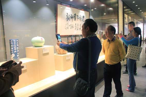 宜兴青瓷谈青窑艺博湖南省桂阳县考察团盛赞