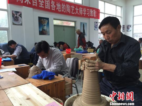 19个省市的183位省级陶瓷艺术大师在宜兴比拼基本功