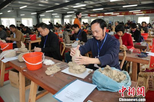 19个省市的183位省级陶瓷艺术大师在宜兴比拼基本功