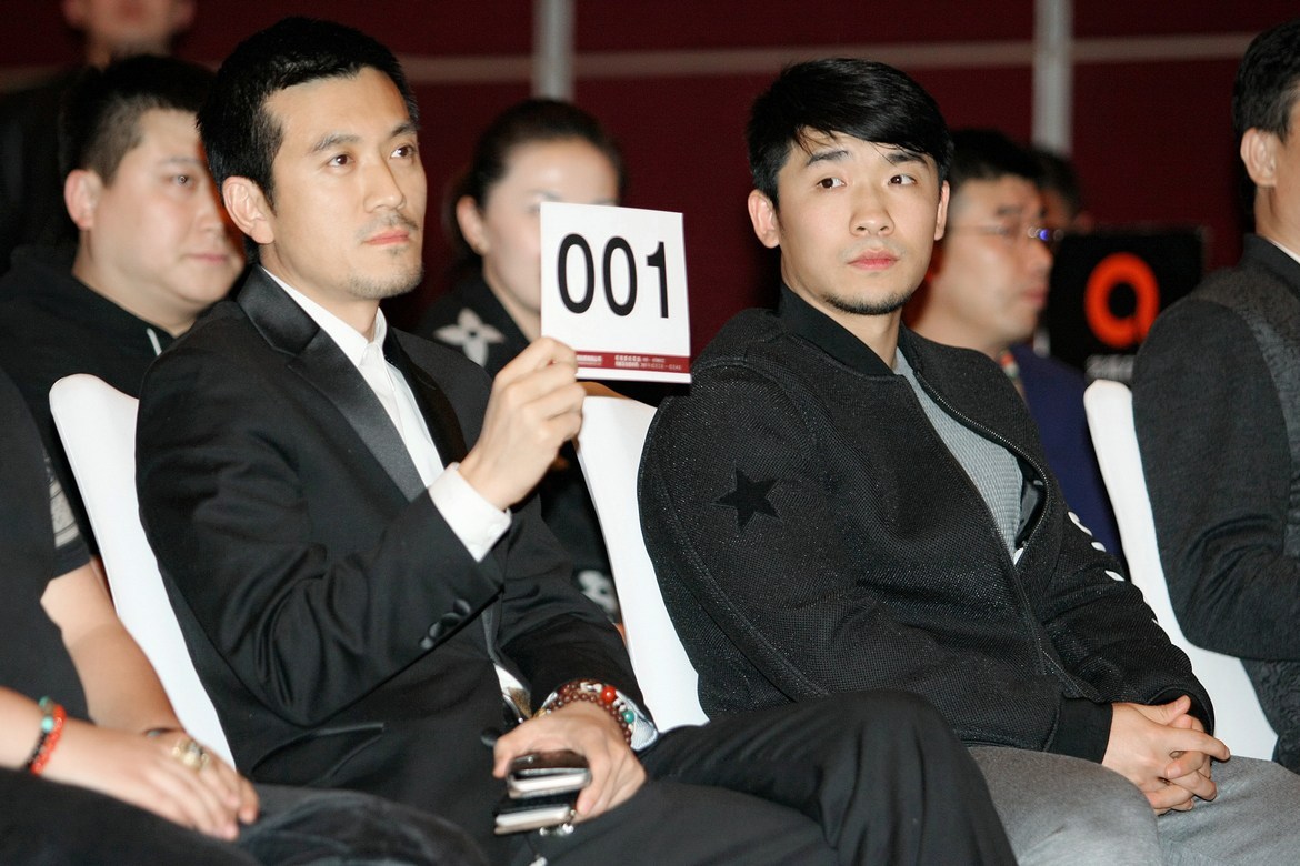 杨子豪掷1.9亿拍得38把紫砂壶