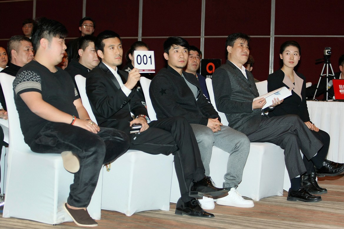 杨子豪掷1.9亿拍得38把紫砂壶