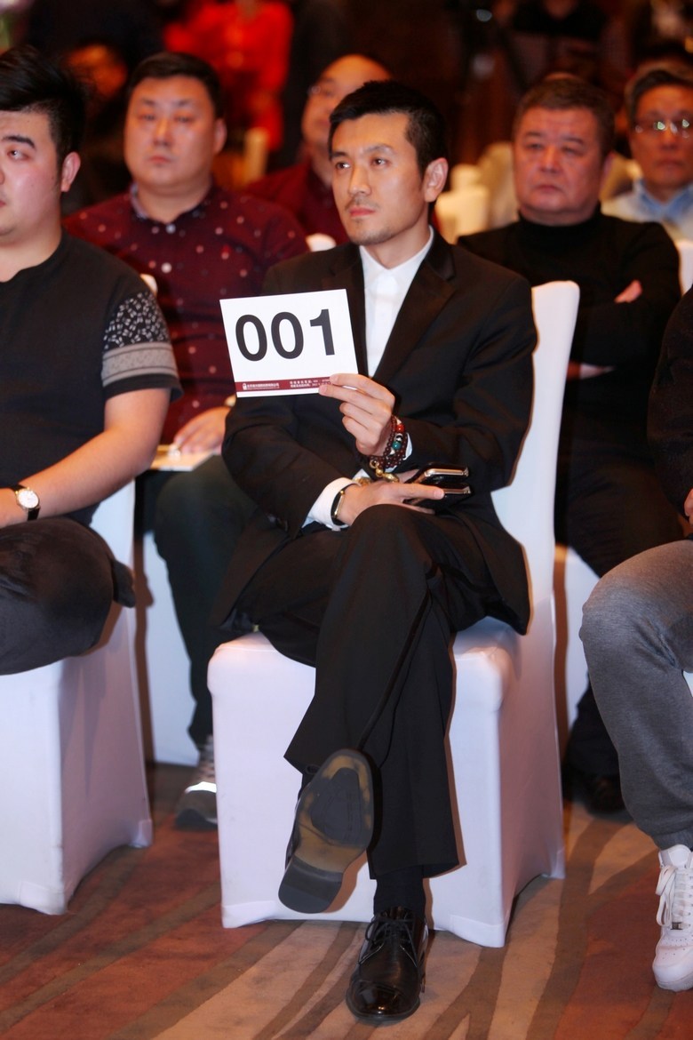 杨子豪掷1.9亿拍得38把紫砂壶