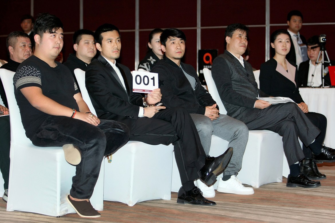 杨子豪掷1.9亿拍得38把紫砂壶