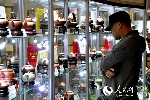 上千把紫砂壶藏品亮相三坊七巷20余名紫砂大师与榕城市民共叙壶缘