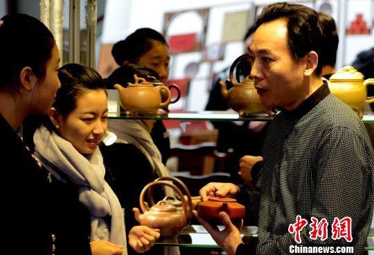紫砂壶收藏投资走热24位大师经典作品福州展出(组图)