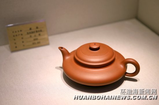 组图:宜兴紫砂、唐山陶瓷精品展开幕