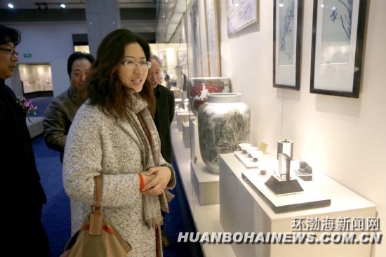 组图:宜兴紫砂、唐山陶瓷精品展开幕