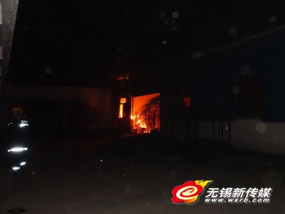 宜兴一竹粉机电线老化酿成火灾