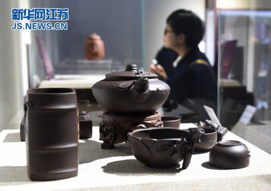 南京举办紫韵春华紫砂精品展受市民追捧