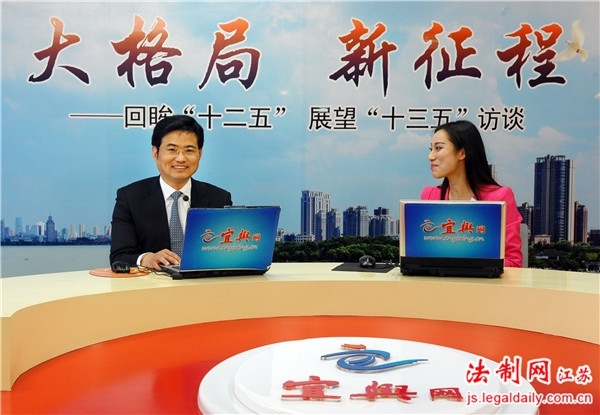 宜兴开展三八维权周广场法律咨询活动
