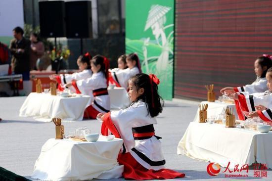 高清:宜兴早春茶全面开采首罐拍出8.8万元