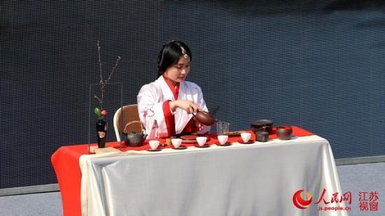 高清:宜兴早春茶全面开采首罐拍出8.8万元