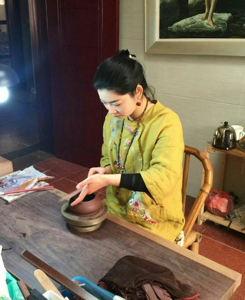 紫砂工艺师丁晶晶荣获《德艺双馨》全国优秀指导老师称号
