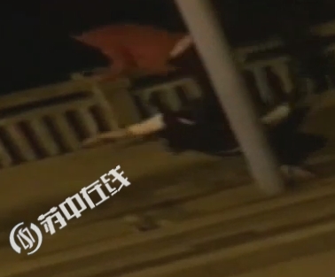 宜兴一对小情侣吵架坠河90后挺身救人