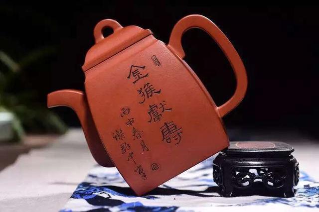 紫砂壶多数没有必要作假,几十上百元的壶也会有真材实料。