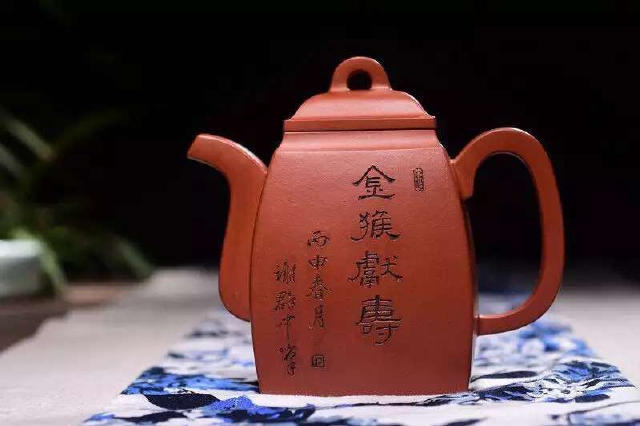 紫砂壶多数没有必要作假,几十上百元的壶也会有真材实料。
