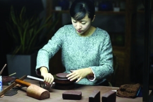 美女辞去银行工作考南艺欲把紫砂壶做成陶瓷界LV