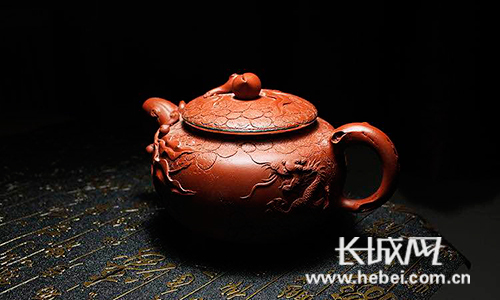 [记者带你逛茶博]好茶配好壶:传统工艺紫砂堆花
