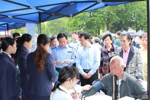 宜兴市场监管局开展世界计量日广场宣传咨询活动