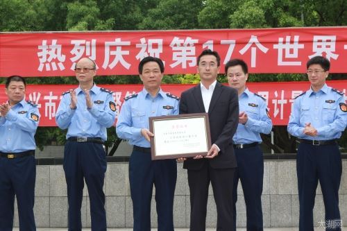宜兴市场监管局开展世界计量日广场宣传咨询活动