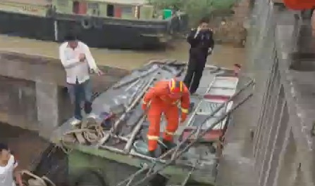 宜兴一运输船撞上桥洞消防队员紧急救援