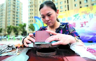 城阳区市民节第二天:品茶赏乐见识紫砂壶制作