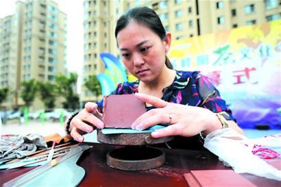 品茶赏乐见识紫砂壶制作