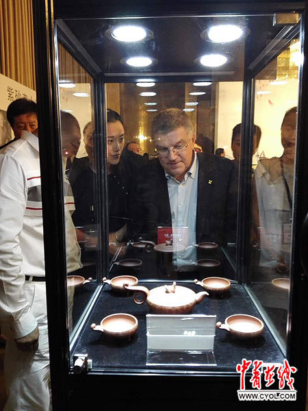 巴赫观摩中国传统艺术,获赠国画和紫砂壶