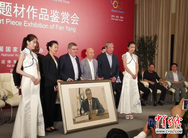 巴赫观摩中国传统艺术,获赠国画和紫砂壶