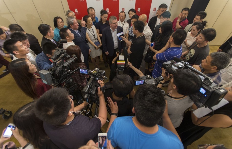 巴赫赞中国紫砂艺术国傲聚大师奥运情怀