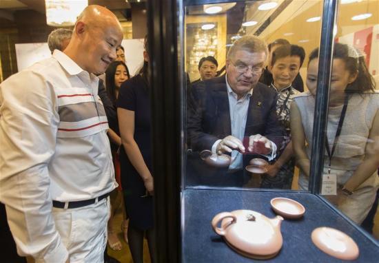巴赫盛赞中国紫砂艺术国傲壶彰显两代大师奥运情怀