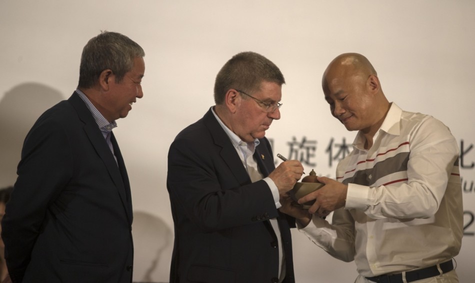 巴赫赞中国紫砂艺术国傲聚大师奥运情怀