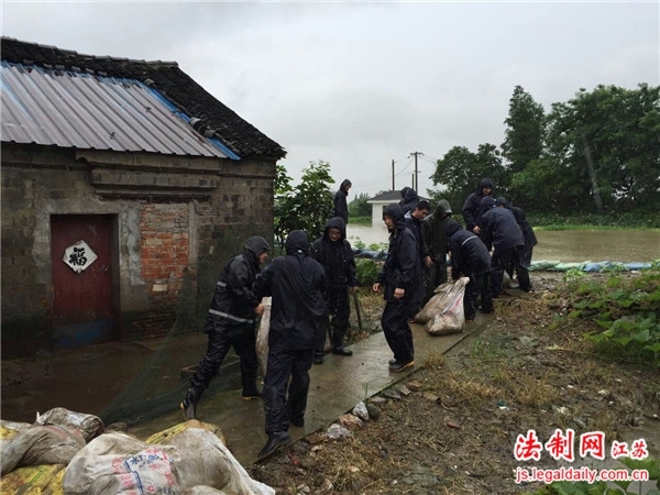 宜兴市徐舍镇社区服刑人员积极抗洪保家园