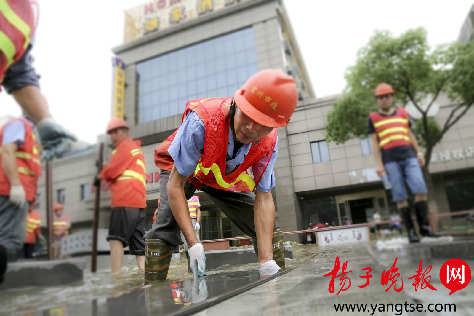 宜兴主干道被淹300人14小时在水面上再造路