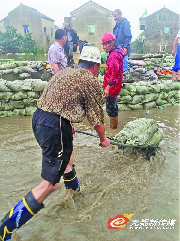 宜兴杨巷镇黄家村干群坚守堤坝战险情