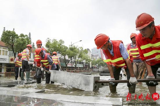 宜兴主干道被淹300人14小时在水面上再造路(图)