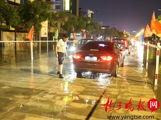宜兴主干道被淹300人14小时在水面上再造路(图)