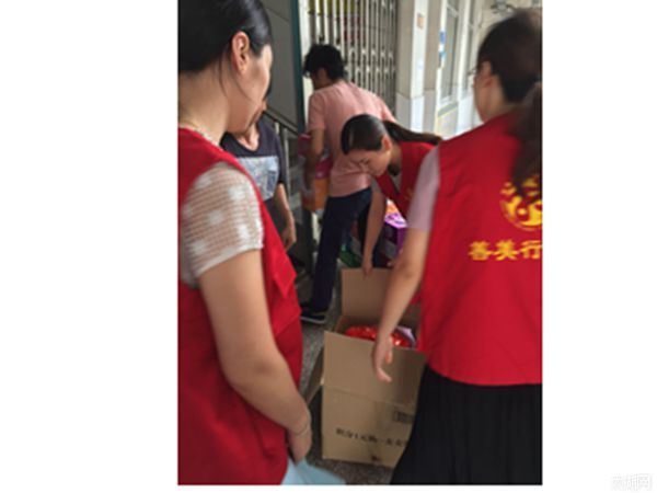 宜兴市万石镇女企业家慰问受灾群众