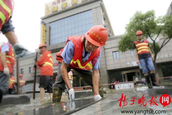 宜兴主干道被淹300人14小时在水面上再造路(图)