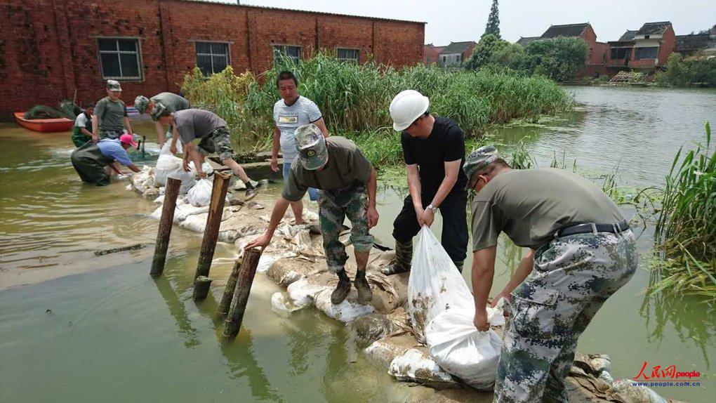 第一集团军某团1000余名官兵急赴宜兴四镇救灾