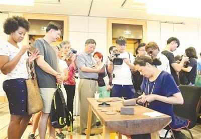 外宾访宜兴巧匠展绝技(图)