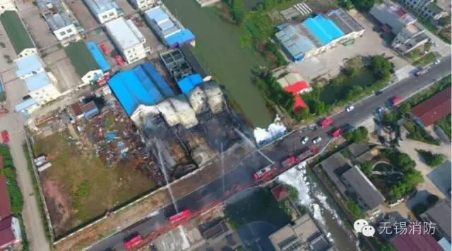 宜兴一化工仓库清晨起火现场黑烟滚滚无人员伤亡