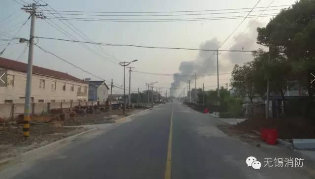 宜兴一化工仓库清晨起火现场黑烟滚滚无人员伤亡