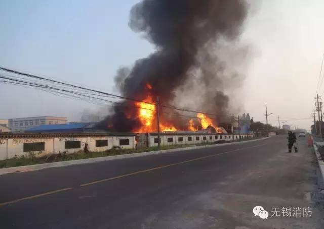 宜兴一化工仓库清晨起火现场黑烟滚滚无人员伤亡