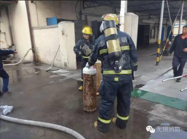 宜兴一化工仓库清晨起火现场黑烟滚滚无人员伤亡
