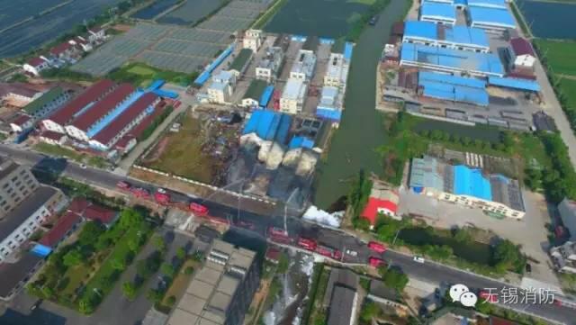宜兴一化工仓库清晨起火现场黑烟滚滚无人员伤亡
