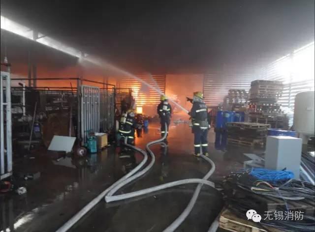宜兴一化工仓库清晨起火现场黑烟滚滚无人员伤亡