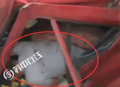 两车追尾司机被困宜兴消防紧急驰援