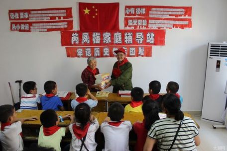 宜兴离休干部组织学生向祖国母亲宣誓
